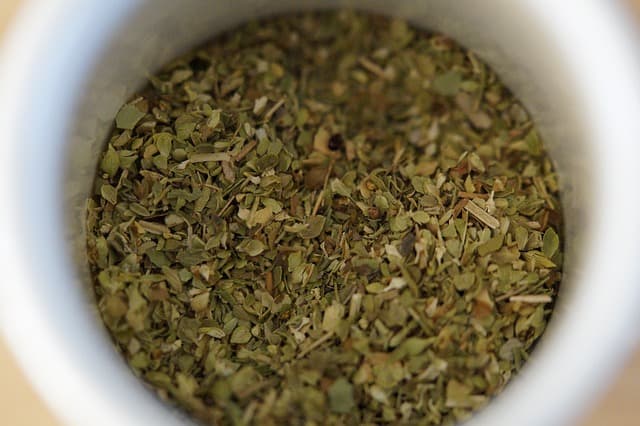 Can I Combine Sage And Oregano?