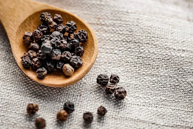 What is the difference between black and white pepper and their usage?