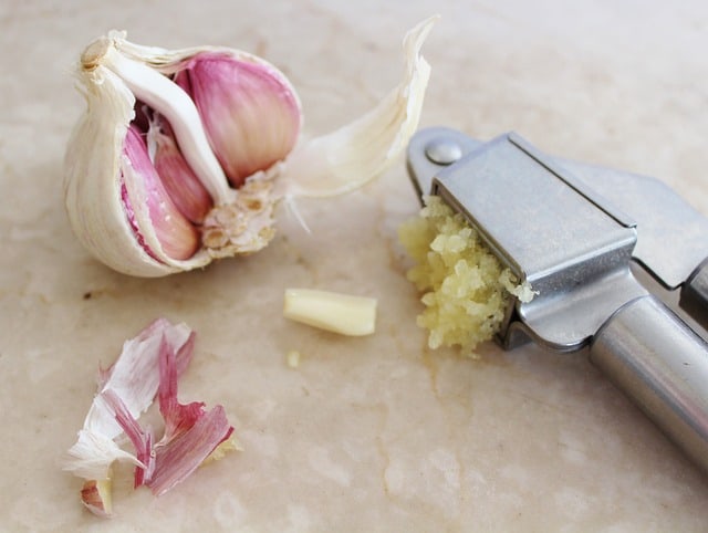 Minced Garlic Versus Powdered Garlic: When To Use Each?